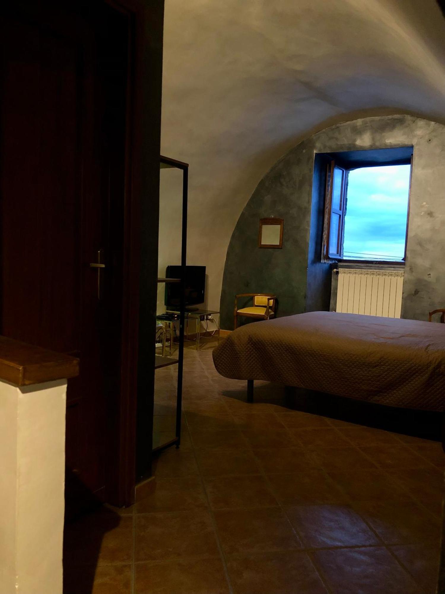 Torre Degli Alessandri Viterbo Esterno foto